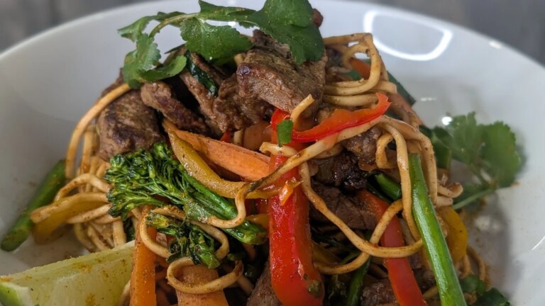 Trisha Lewis's mÃ¸rbradrÃ¸re med sesam, chili og grÃ¸nt
    

