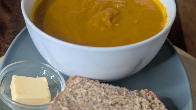 Diarmuid Ã“ MathÃºnas stekt krydret gulrotsuppe med dillisk brunt brusbrÃ¸d
    

