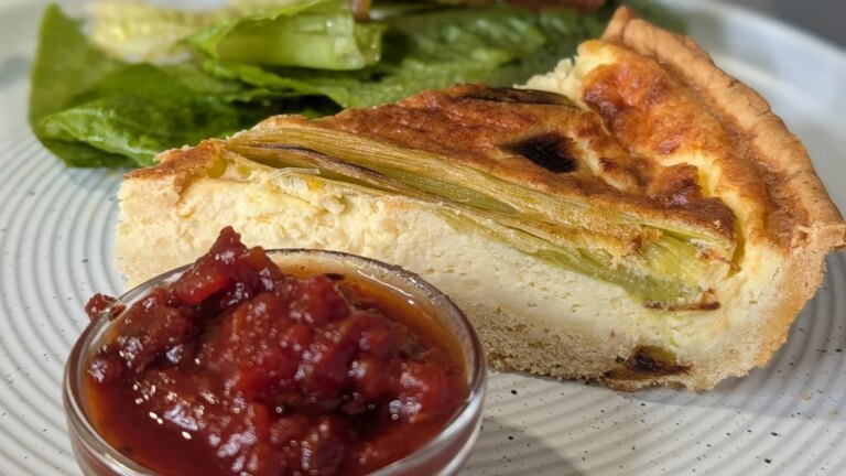 Diarmuid Ã“ MathÃºna stekt purre og cheddar quiche med frisk salat med eplecider vinaigrette
    

