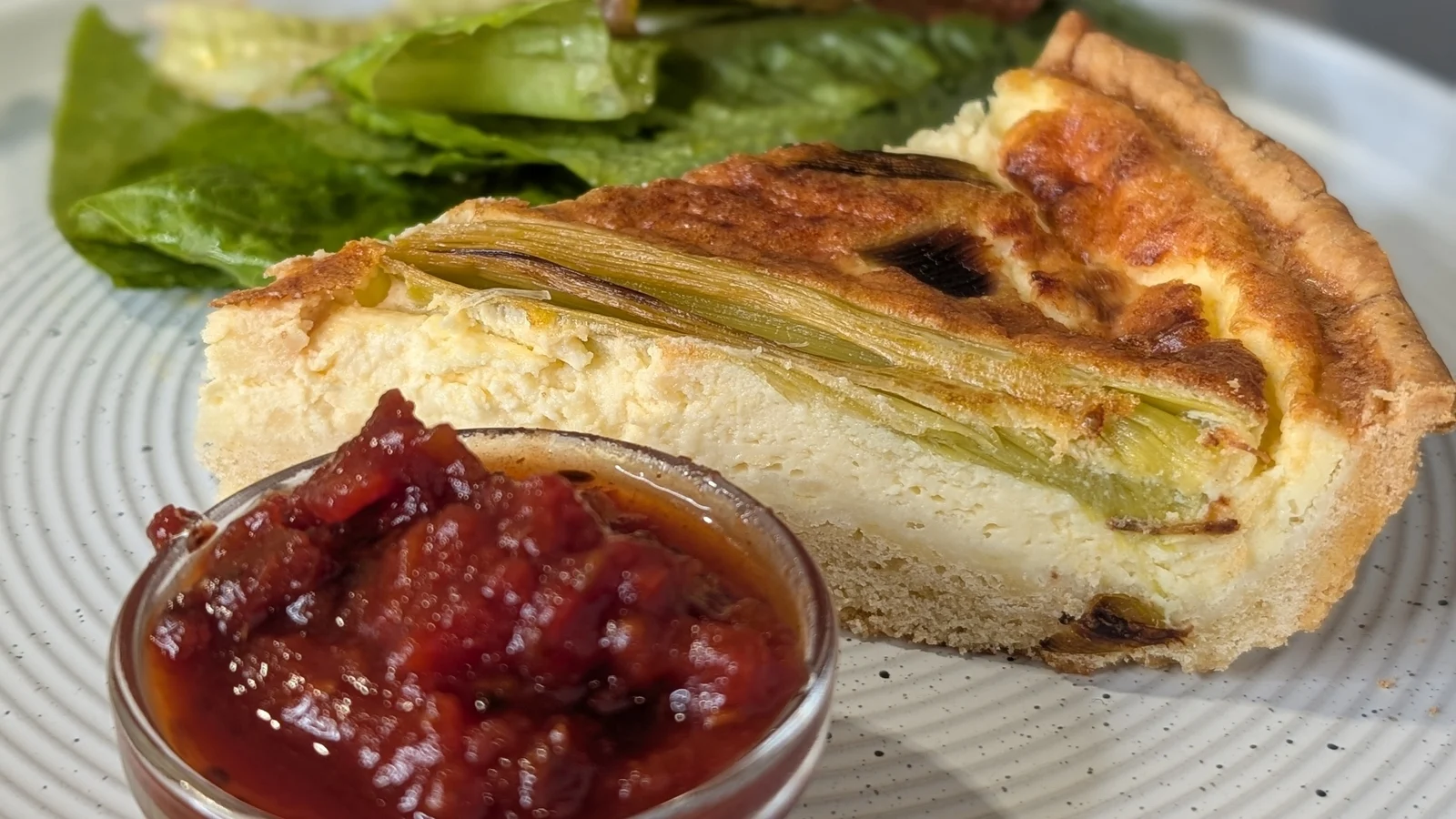 Diarmuid Ó Mathúna stekt purre og cheddar quiche med frisk salat med eplecider vinaigrette