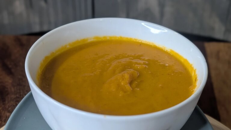 Diarmuid Ã“ MathÃºnas stekkrydrede gulrotsuppe
    


