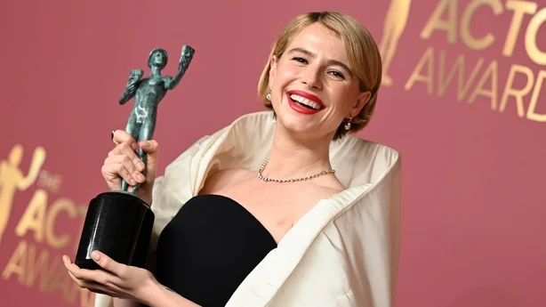 Jessie Buckley vinner prisen for enestående ytelse av en kvinnelig skuespiller i en ledende rolle for Hamnet
