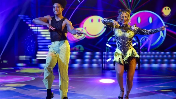 The Apprentice's Jordan Dargan med Pro Dancer Rebecca Scott under live-showet til RTE's Dancing With The Stars. Bilde:Kyran O'Brien /kobpix INGEN AVGIFTE FOR REPRO Under show-lÃ¸pet++++++GEBYR gjelder for fotografier brukt etter Show-lÃ¸pet er ferdig.++++++++++