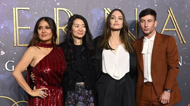 Salma Hayek, regissÃ¸r Chloe Zhao, Angelina Jolie og Barry Keoghan deltar pÃ¥ The Eternals UK Premiere
