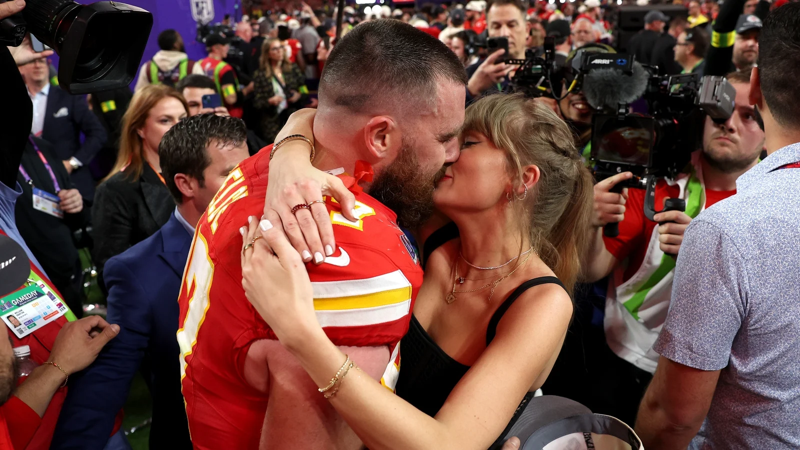 Travis Kelce sier Taylor Swift har inspirert ham til Ã¥ fortsette Ã¥ spille