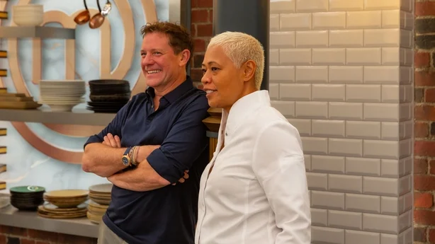 Matt Tebbutt og Monica Galetti i MasterChef: The Professionals kjÃ¸kken Foto: BBC/Shine TV