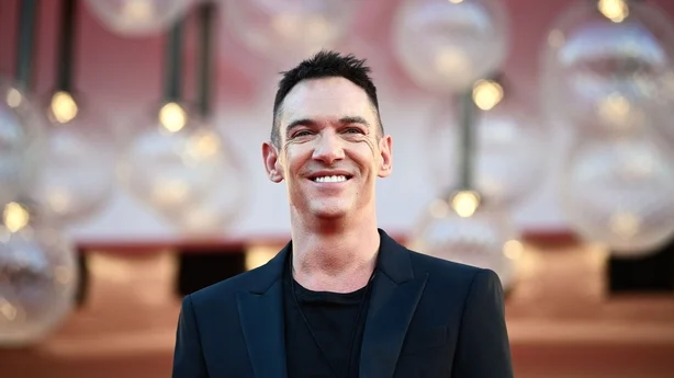 Den irske skuespilleren Jonathan Rhys Meyers ankommer visningen av filmen Freaks Out 8. september 2021 under den 78. filmfestivalen i Venezia pÃ¥ Lido i Venezia. (Foto av Marco BERTORELLO / AFP via Getty Images))