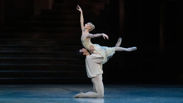Ballerina Melissa Hamilton opptrer på scenen