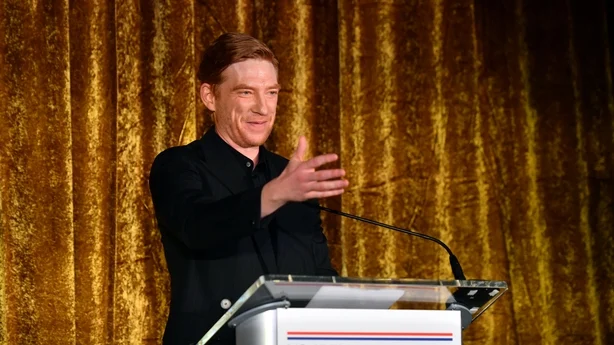 Domhnall Gleeson tar imot en pris pÃ¥ scenen under US-Ireland Alliances 20. Ã¥rlige Oscar Wilde Awards