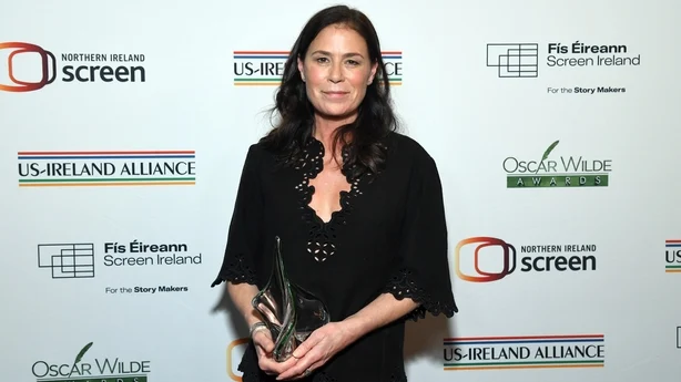 Honoree Maura Tierney deltar pÃ¥ US-Ireland Alliances 20. Ã¥rlige Oscar Wilde Awards 