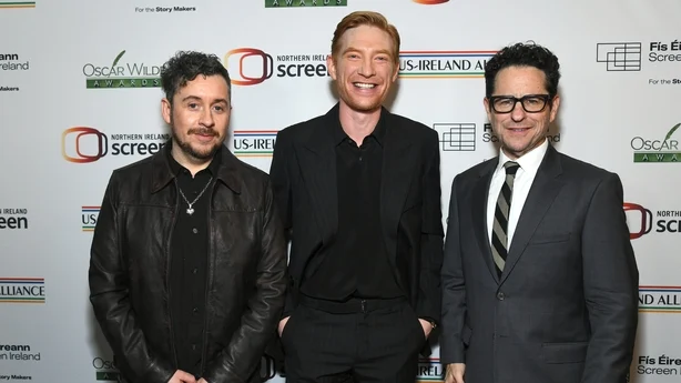 Lee Cronin, Domhnall Gleeson og JJ Abrams deltar pÃ¥ US-Ireland Alliances 20. Ã¥rlige Oscar Wilde Awards 