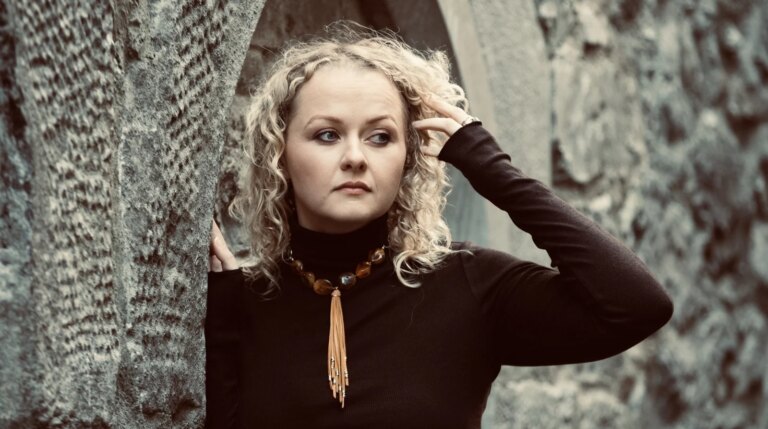 Bak musikken - Clar Killoran
    

