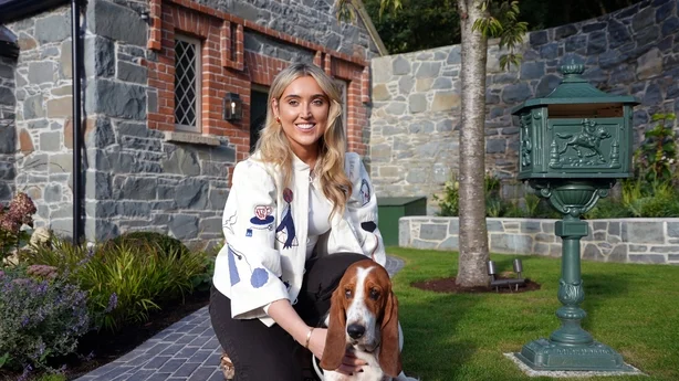 Tare og hunden hennes