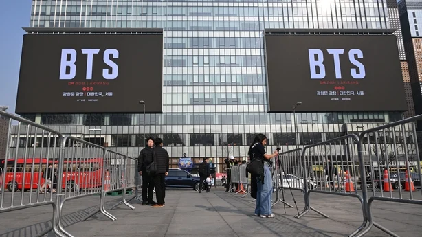 Reklametavler som promoterer en comeback-konsert av K-pop-guttegruppen BTS pÃ¥ Gwanghwamun Square i Seou
