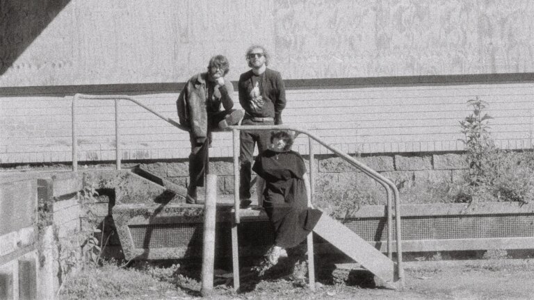 Bak musikken - Terapihest
    

