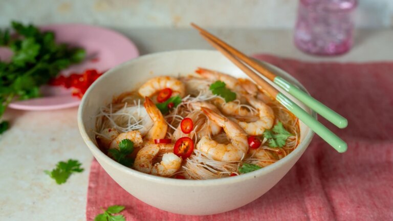 Eva Paus reke Tom Yum suppe med nudler
    


