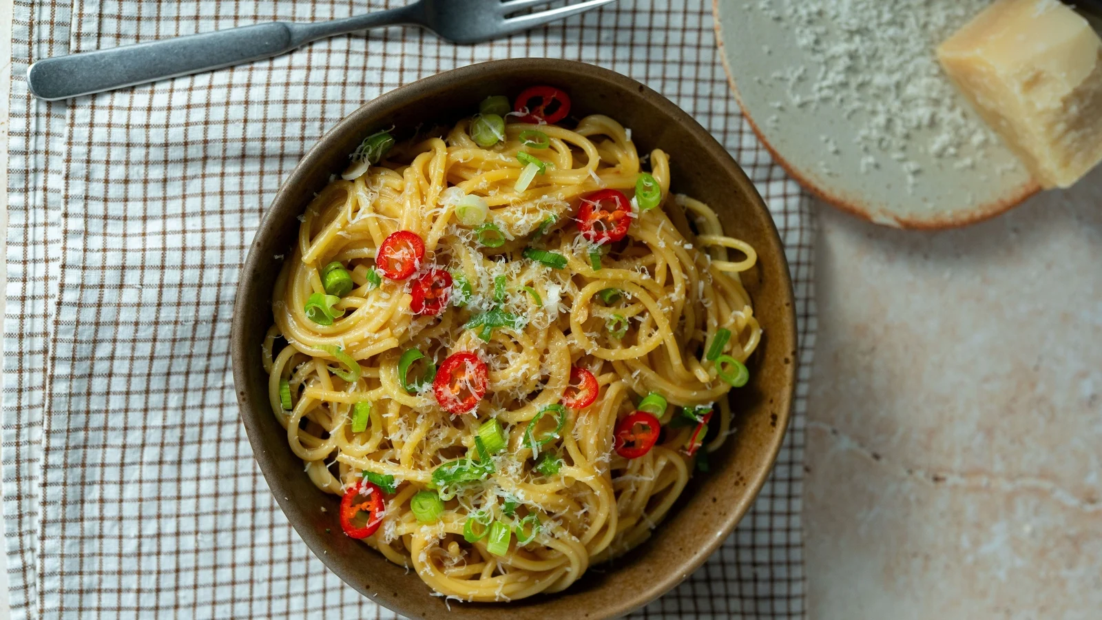 Eva Paus hvitløkssmør-spaghetti i kinesisk stil
