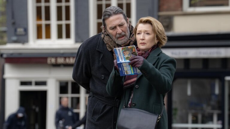 Lesley Manville og CiarÃ¡n Hinds er pÃ¥ midtvinterferie
    

