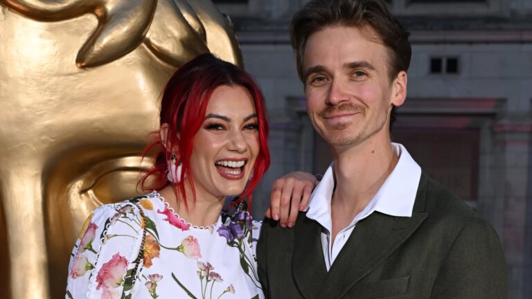 Det strengt tatte ekteparet Dianne Buswell og Joe Sugg deler babygleden sin
    

