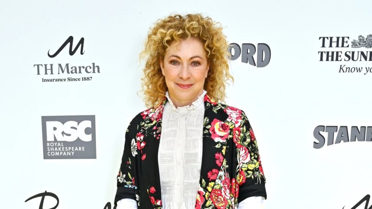 Alex Kingston: Strictly Come Dancing var "perfekt motgift" mot kreftbehandling
    

