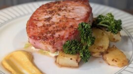 Trishas stekt glasert baconkotelett med stekt savoykål, sennepsfløtesaus og smørsmurte babypoteter