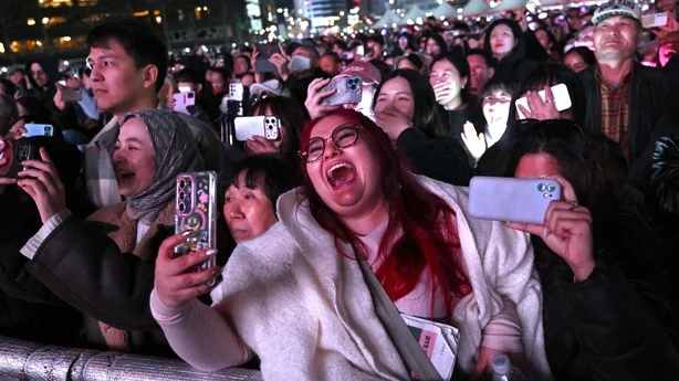 BTS-fans reagerer mens de ser comeback-konserten til K-pop-guttegruppen BTS pÃ¥ en skjerm pÃ¥ spillestedet i Seoul 21. mars 2026. SÃ¸rkoreanske megastjerner BTS gjenforenes 21. mars for sitt fÃ¸rste show pÃ¥ nesten fire Ã¥r. (Foto: Jung Yeon-je / AFP)
