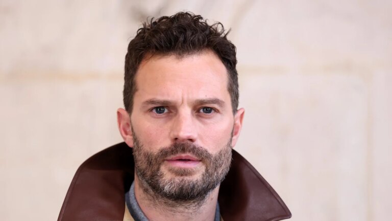 Jamie Dornan bringer irsk humor til SNL UK
    

