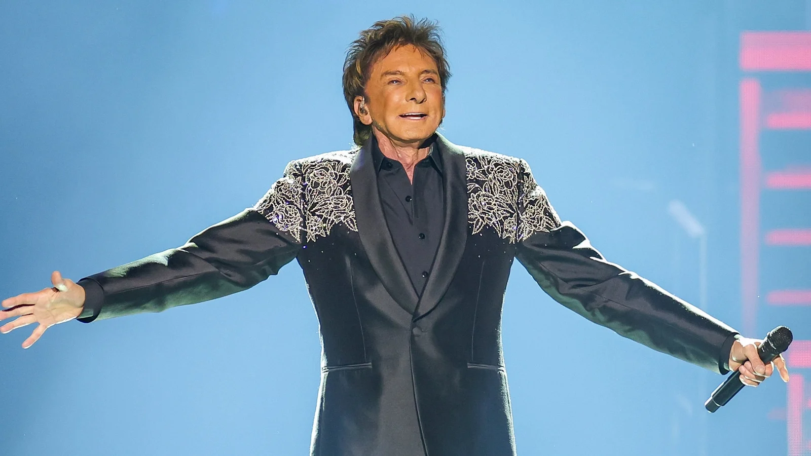 Barry Manilow sier at han prÃ¸vde Ã¥ skrive som Billie Eilish pÃ¥ nytt album