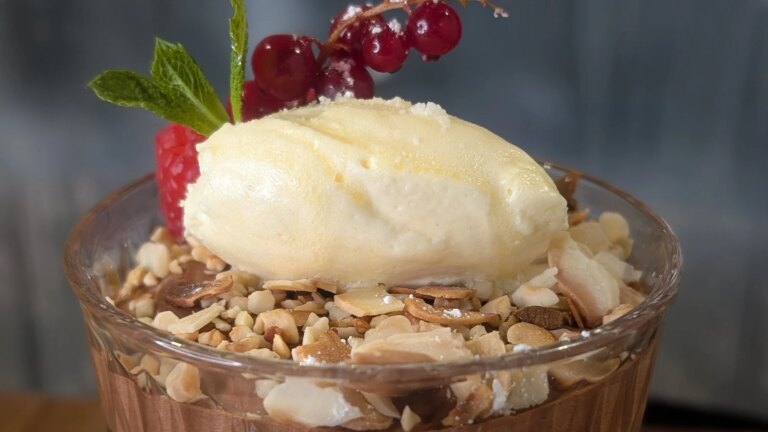 Trisha Lewis sin klassiske sjokolademousse med vanilje, crunchy nøttesmuler, bringebær, mynte og Chantilly krem
    

