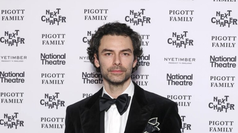 Aidan Turner blant stjerner som deltok pÃ¥ National Theatre Next Chapter Gala
    

