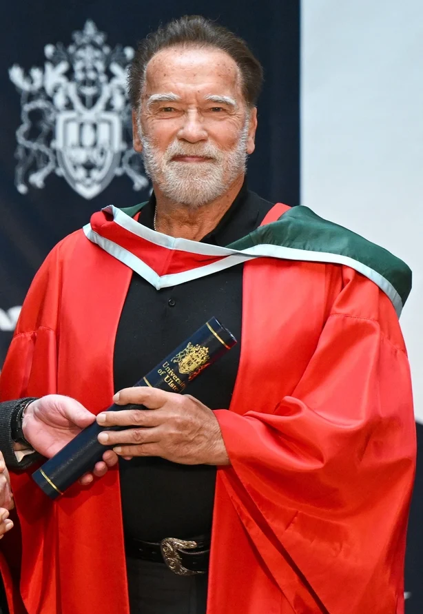 Arnold Schwarzenegger mottar sin æresdoktor under en seremoni ved Ulster University 30. mars 2026 i Belfast. (Foto av Charles McQuillan/Getty Images)