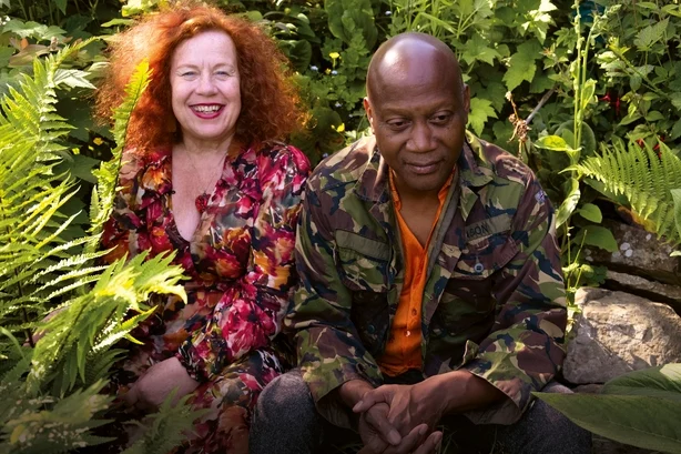 SÃ¸sterskap2_Sarah_Tony_Garden_Kredit Sara Leigh Lewis_RGB_300dpi