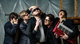 Bak musikken – Flair