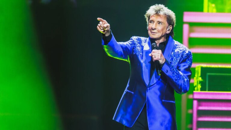 Barry Manilow kunngjÃ¸r det fÃ¸rste albumet pÃ¥ 15 Ã¥r, med Gary Barlow-sangen
    

