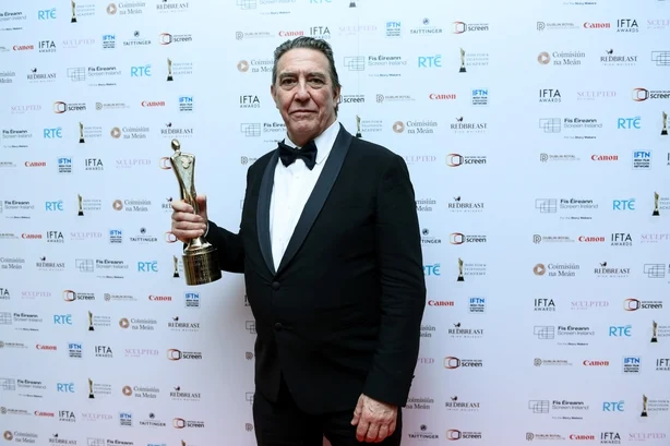 DUBLIN, IRLAND â€“ 20. FEBRUAR: CiarÃ¡n Hinds mottar Academy's Lifetime Achievement Award ved 2026 Irish Film & Television (IFTA) Awards for Film & Drama pÃ¥ Dublin Royal Convention Centre i Dublin 20. februar 2026 i Dublin, Irland. (Foto av Charles McQuillan/Getty Images)