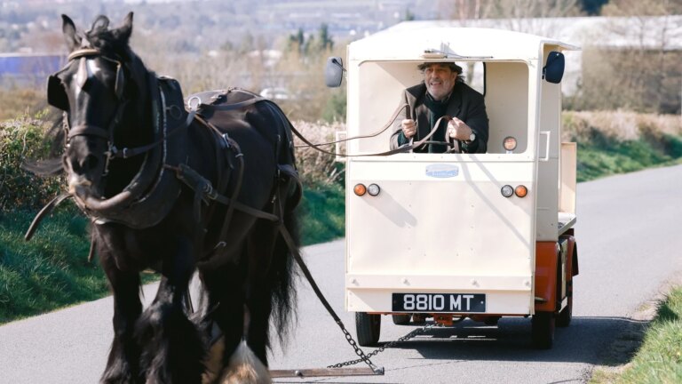 CiarÃ¡n Hinds reiser pÃ¥ motorveier og sideveier i De tre urner
    

