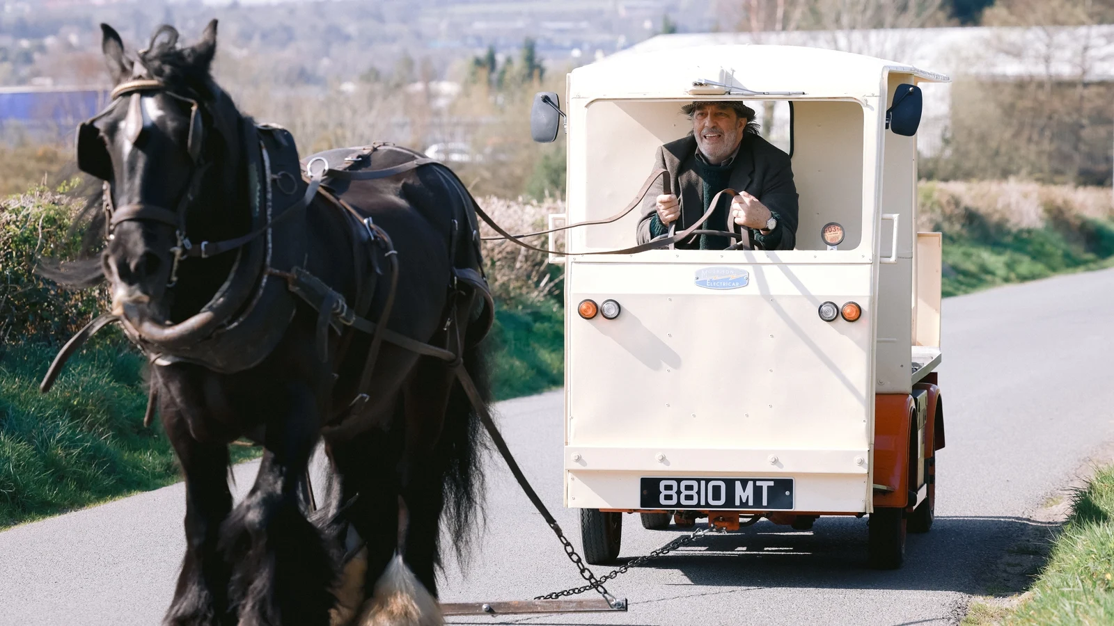 CiarÃ¡n Hinds reiser pÃ¥ motorveier og sideveier i De tre urner