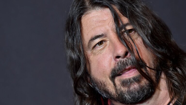 Dave Grohl sier at han mÃ¥tte "slÃ¥ av alt" etter Ã¥ ha innrÃ¸mmet forholdet
    

