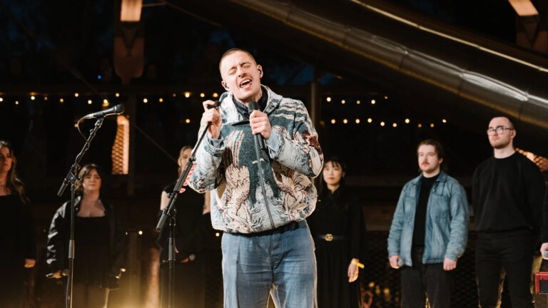 Dermot Kennedy overrasker fansen pÃ¥ den intime popup-konserten i Wicklow
    


