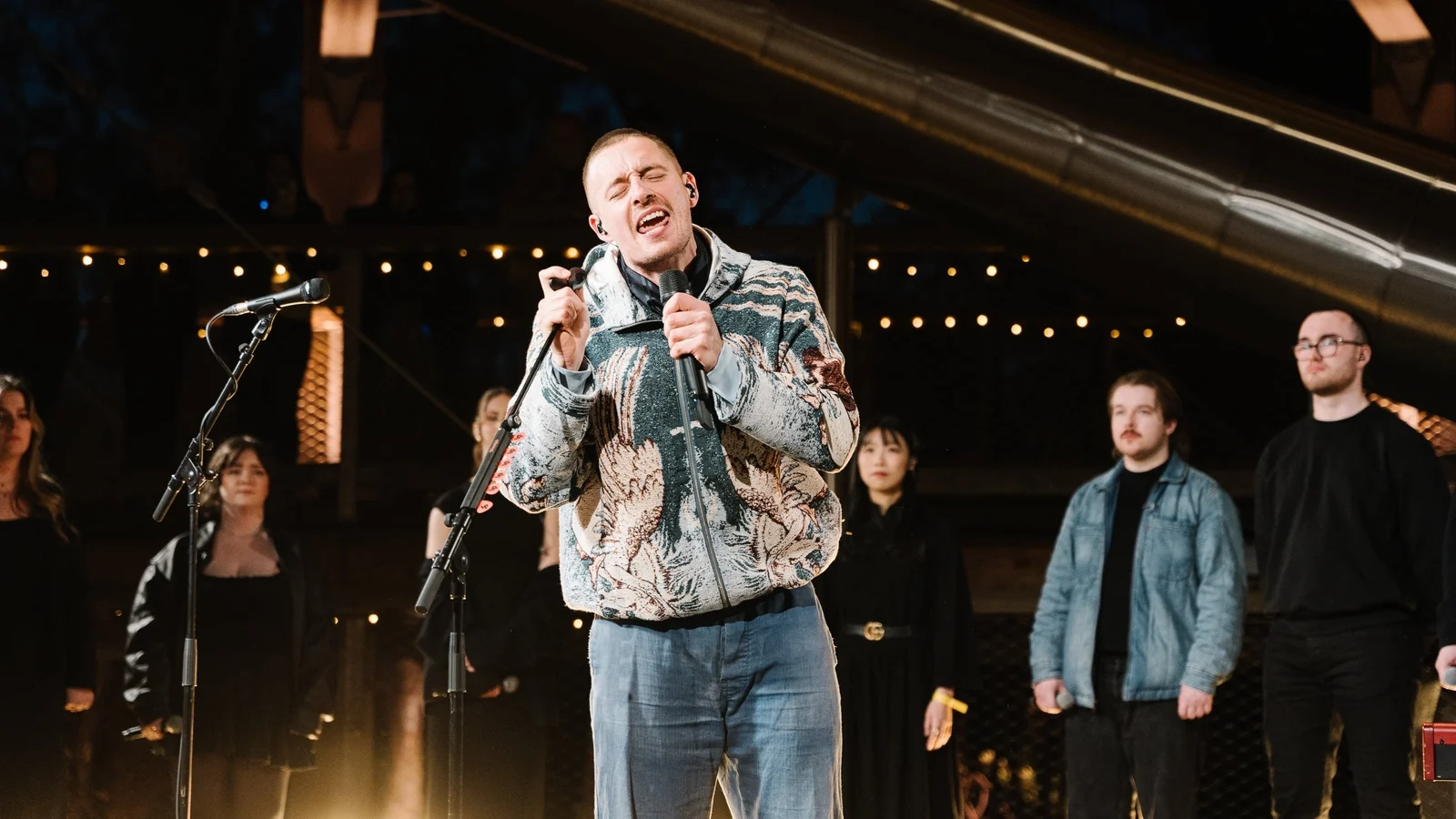 Dermot Kennedy overrasker fansen pÃ¥ den intime popup-konserten i Wicklow