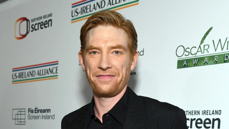 Domhnall Gleeson markerer en milepÃ¦l ved Oscar Wilde Awards
    

