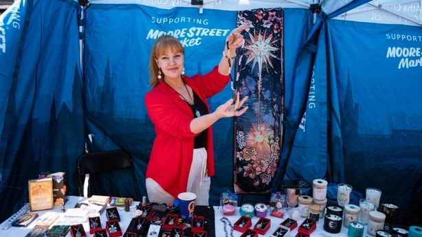 Reiki-healer Amanda ved boden hennes