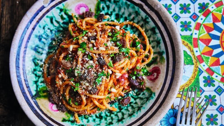 Gennaro Contaldos pasta med ansjos og brÃ¸dsmuler
    

