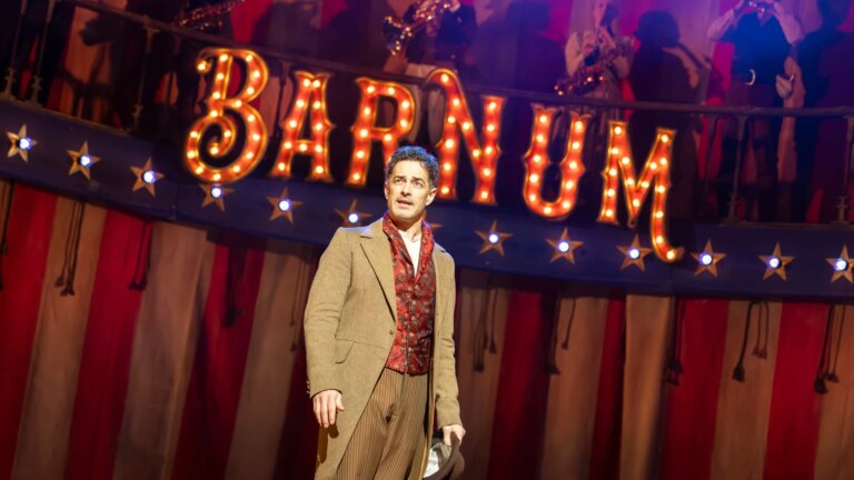 "Han var litt av en Del Boy", sier Barnum-stjernen Lee Mead
    

