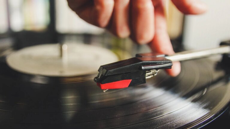 Inntekter fra vinylsalg vokser med 14 % globalt – rapport
    

