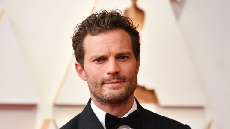 Jamie Dornan blant Saturday Night Live UK-verter
    

