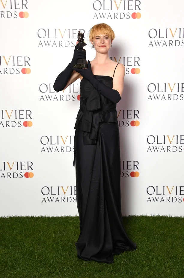 LONDON, ENGLAND â€“ 10. APRIL: Jessie Buckley, vinner av prisen for beste skuespillerinne i en musikal for "Kabaret pÃ¥ Kit Kat Club"poserer i vinnerrommet under The Olivier Awards 2022 med MasterCard i Royal Albert Hall 10. april 2022 i London, England. (Foto av Gareth Cattermole/Getty Imag