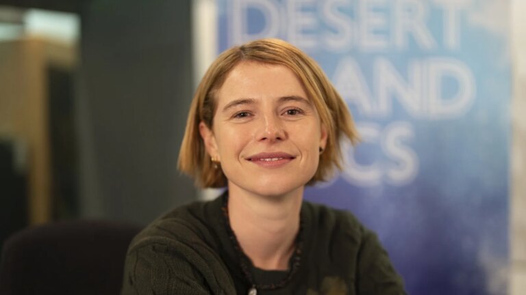 Jessie Buckley avslÃ¸rer kampen mot spiseforstyrrelser og depresjon
    

