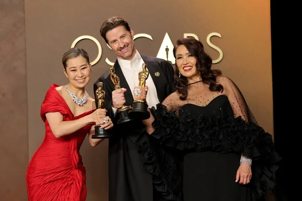 Maggie Kang, Chris Appelhans og Michelle LM Wong, vinnere av prisen for beste animerte spillefilm for KPop Demon Hunters, poserer i presserommet under den 98. Oscar-utdelingen pÃ¥ Dolby Theatre 15. mars 2026 i Hollywood, California. (Foto: Brianna Bryson/Getty Images)