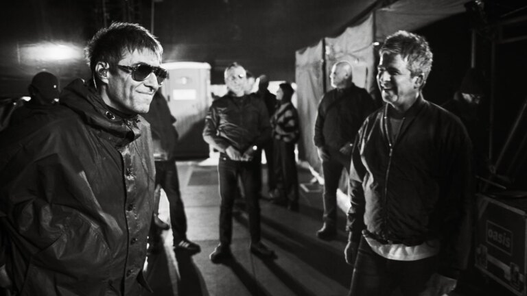 Liam og Noel Gallagher har vist seg Ã¥ le i Oasis-turnÃ©fotograferingsboken
    

